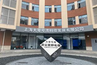 邮报：贝林厄姆和母亲马德里逛街被众多球迷包围